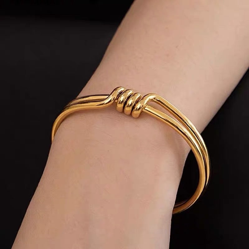 Bracciale annodato in arte minimalista europea e americana